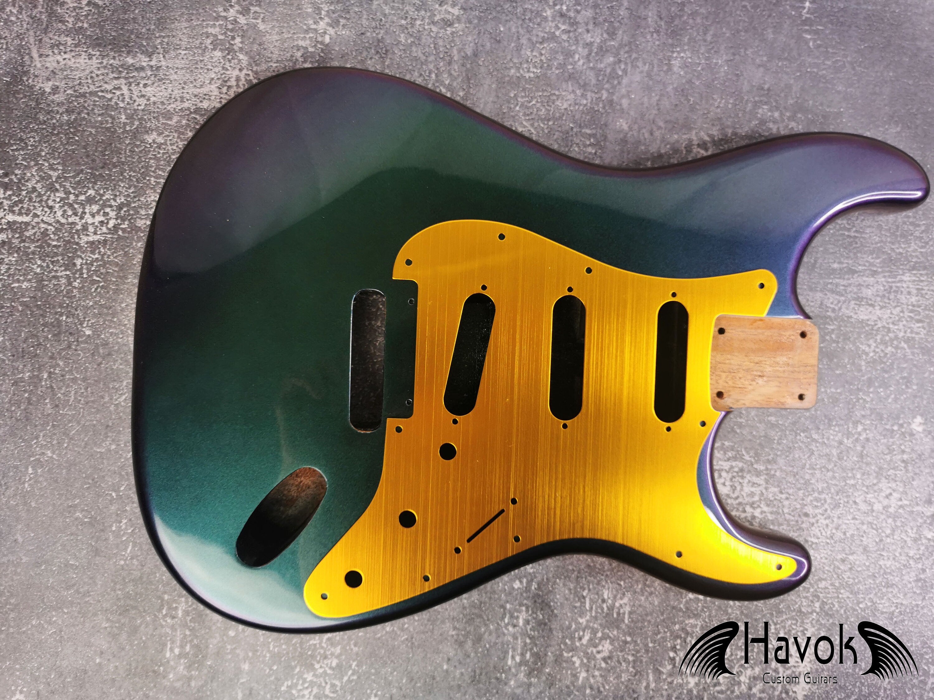 Guitar guard 11-Holes Aluminum Anodized Gold Modern Style Strat SSS Guitar Pickguard Scratch Plate Fits for S type guitar
