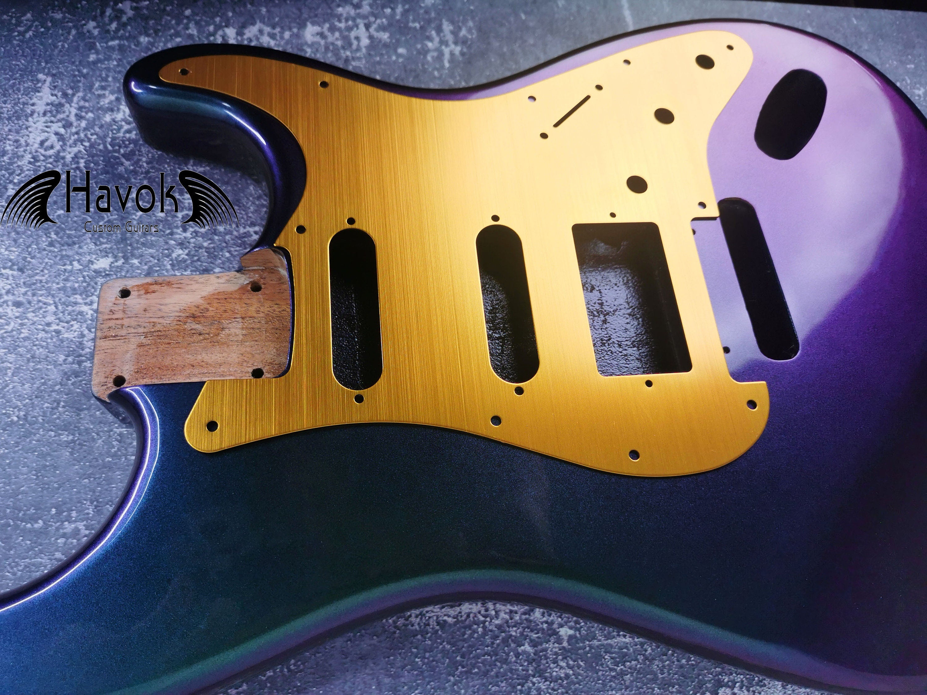 Guitar guard 11-Holes Anodized Gold Modern Style Strat HSS Guitar Pickguard Scratch Plate Fits for S type guitar